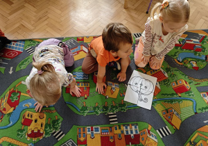 Dzieci układają dyniowe puzzle.