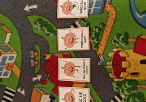 Na podłodze leżą dyniowe zadania.