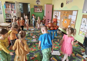 Dzieci wykonują dyniowe zadania.