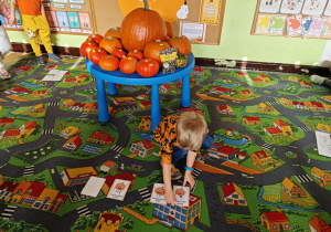 Dziecko odkrywa dyniowe zadanie.