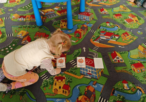 Dziecko odkrywa dyniowe zadanie.