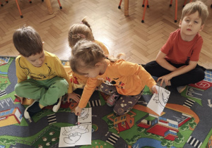 Dzieci układają dyniowe puzzle.