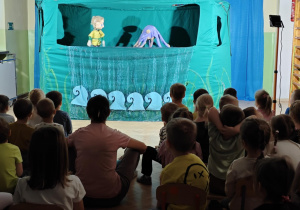 Dzieci oglądają przedstawienie.