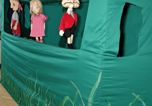 Teatralne lalki na scenie.