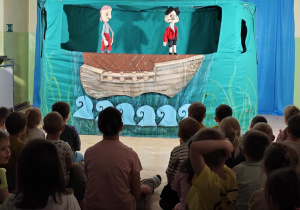 Dzieci oglądają przedstawienie.