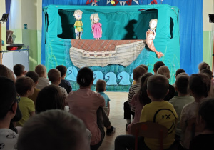 Dzieci oglądają przedstawienie.