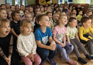 Dzieci oglądają przedstawienie.
