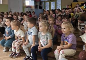 Dzieci oglądają przedstawienie.