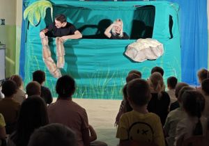 Aktorzy zmieniają dekorację.