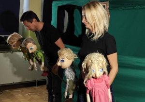 Aktorzy prezentują lalki i dziękują za występ.