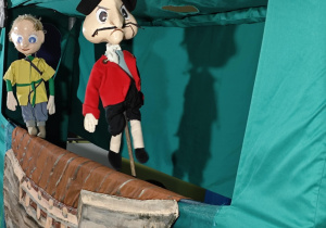 Lalki teatralne na scenie.