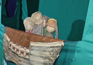 Lalki tetralne na scenie.