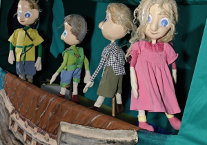 Lalki teatralne na scenie.