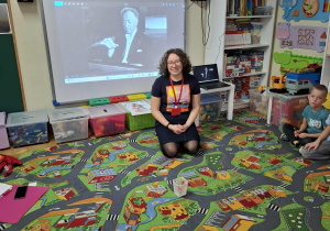 Dzieci oglądają prezentację.