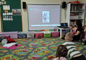 Dzieci oglądają prezentację.