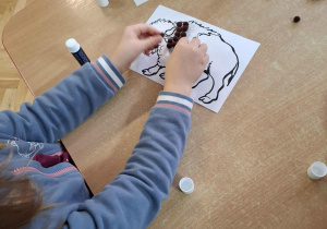 Dzieci wykonują pracę plastyczną.