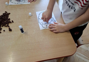 Dzieci wykonują pracę plastyczną.