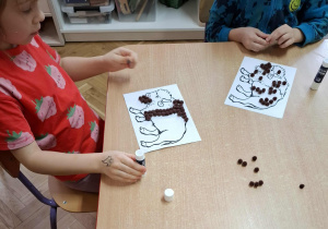 Dzieci wykonują pracę plastyczną.