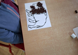 Dzieci wykonują pracę plastyczną.