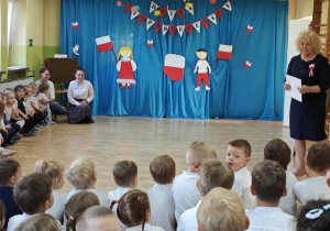 Dzieci słuchają zagadek o symbolach narodowych Polski.