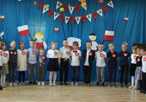 Dzieci z grupy zielonej śpiewają piosenkę pt.: "Polska moja ojczyzna".