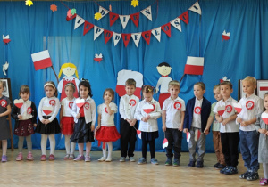 Dzieci z grupy czerwonej śpiewają piosenkę pt.: "Serca biało - czerwone".