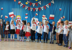 Dzieci z grupy czerwonej śpiewają piosenkę pt.: "Serca biało - czerwone".