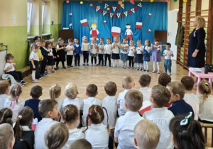 Dzieci z grupy żółtej śpiewają piosenkę pt.: "Polak mały".