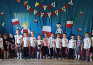 Dzieci z grupy niebieskiej śpiewają piosenkę pt.: "Polak mały".