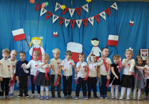 Dzieci z grupy niebieskiej śpiewają piosenkę pt.: "Polak mały".