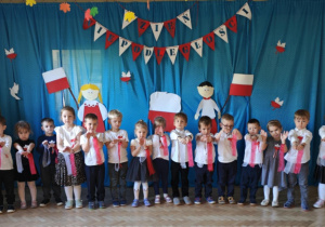 Dzieci z grupy niebieskiej śpiewają piosenkę pt.: "Polak mały".