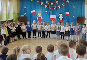 Dzieci z grupy żółtej śpiewają piosenkę pt.: "Polak mały".