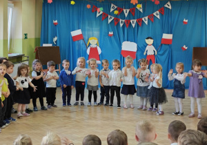 Dzieci z grupy żółtej śpiewają piosenkę pt.: "Polak mały".