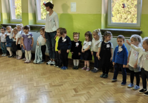 Przedszkolaki i pracownicy Przedszkola śpiewają hymn Polski.