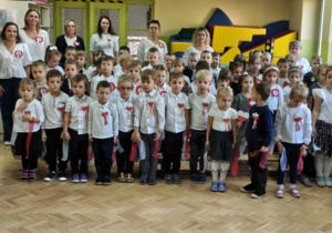 Przedszkolaki i pracownicy Przedszkola śpiewają hymn Polski.
