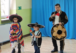 Dzieci ubrane w tradycyjne meksykańskie stroje przygotowują się do występu.