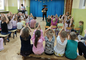 Dzieci słuchają piosenek i melodii hiszpańskich.