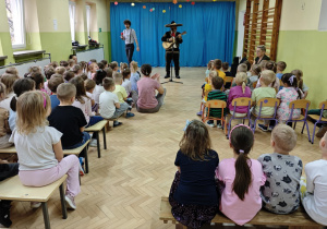 Dzieci słuchają piosenek i melodii hiszpańskich.