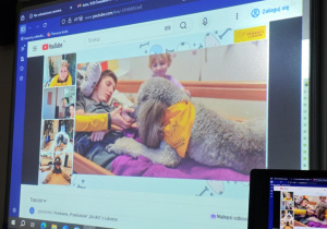 Dzieci oglądają "Sniadanie z PSYjaciółmi". Temat: Psie treningi to fajna zabawa.