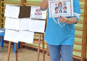 Pani Justyna omawia poszczególne prawa dzieci.