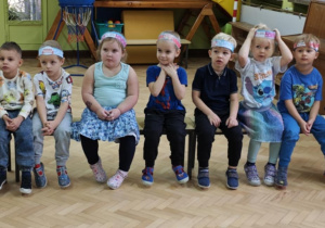 Dzieci z grupy niebieskiej zgłaszają się do odpowiedzi.