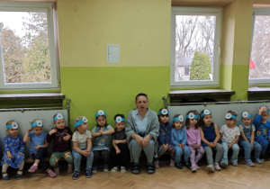 Dzieci z grupy żółtej słuchają ciekawostek o prawach dzieci.