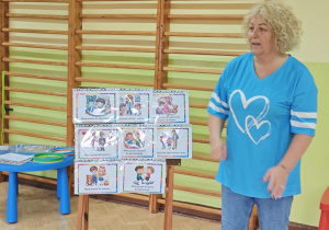 Nauczyciel omawia prawa dzieci.