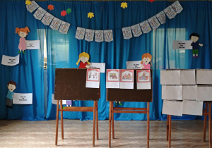 Dekoracja z okazji Międzynarodowego Dnia Praw Dziecka oraz tablice z pomocami dydaktycznymi.