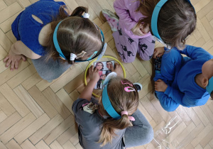 Dzieci w małych zespołach układają pocięte obrazki przedstawiające wybrane prawo.