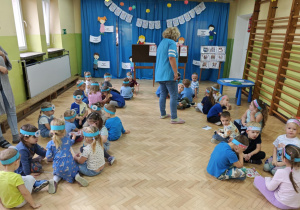 Dzieci w małych zespołach układają pocięte obrazki przedstawiające wybrane prawo.