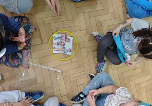 Dzieci w małych zespołach układają pocięte obrazki przedstawiające wybrane prawo.