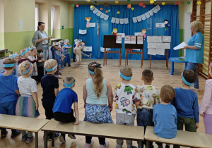 Dzieci wykonują polecnia nauczyciela.