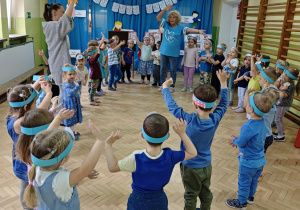 Dzieci tańczą słuchając piosenki o prawach dzieci.