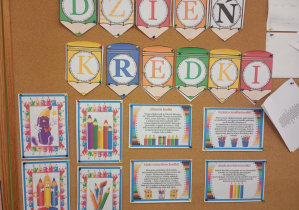 Dekoracja z okazji Dnia Kredki.